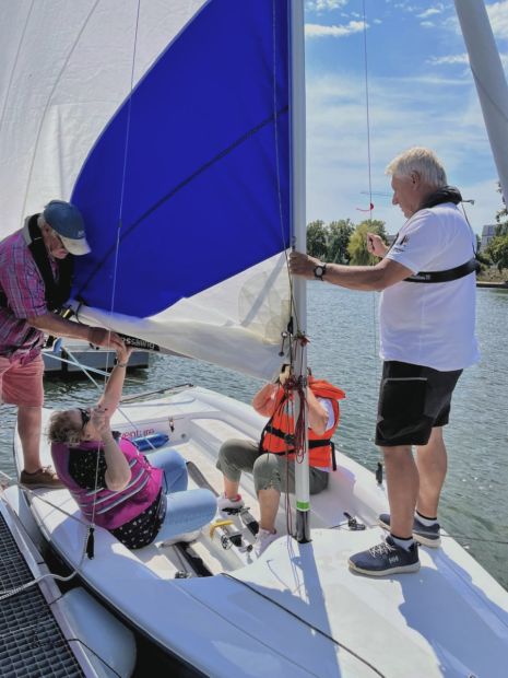 Matthias Sator und Christian Bittner mit Crew - klar zum ablegen    Bild: Mitglied ORV