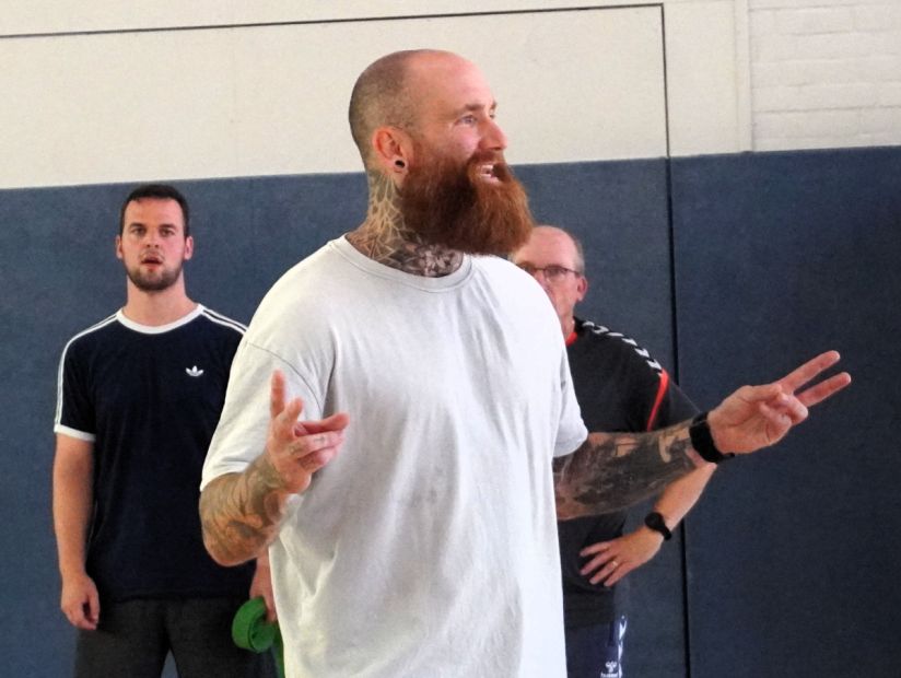 Der ehemalige Handballspieler und heutiger Athletiktrainer, Sportwissenschaftler und Geschäftsführer der BN Performance GmbH Björn Pape (Gelnhausen) begeisterte die SeminarteilnehmerInnen mit seinem Fachwissen und seinen zahlreichen Übungen zur Thematik "Explosivkraft - der erste schnelle Schritt". Bild: Spissinger