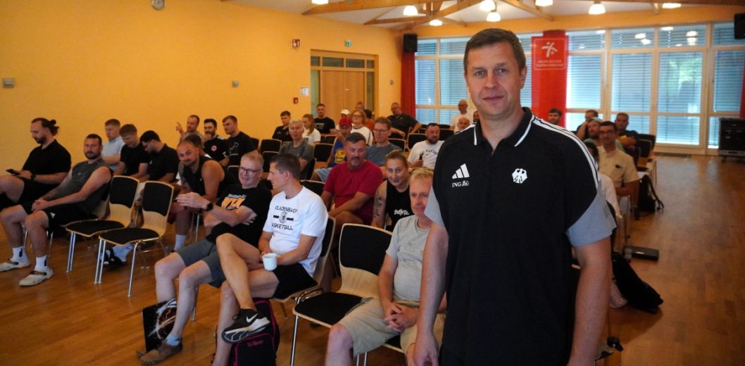 Bundestrainer Alan Ibrahimagic war der prominenteste Referent beim 5. sportartübergreifenden Symposium in Alsfeld. Der Basketballtrainer führte die deutsche U18 zum EM-Titel (2024), erreichte 2025 mit der U19 das WM-Finale und führte den A-Kader 2025 zum EM-Titel.
Darüber hinaus war er als Co-Trainer mit dem A-Team bei Olympia und gehörte zum Trainerstab beim Gewinn der Weltmeisterschaft (2023). Bild: Spissinger
