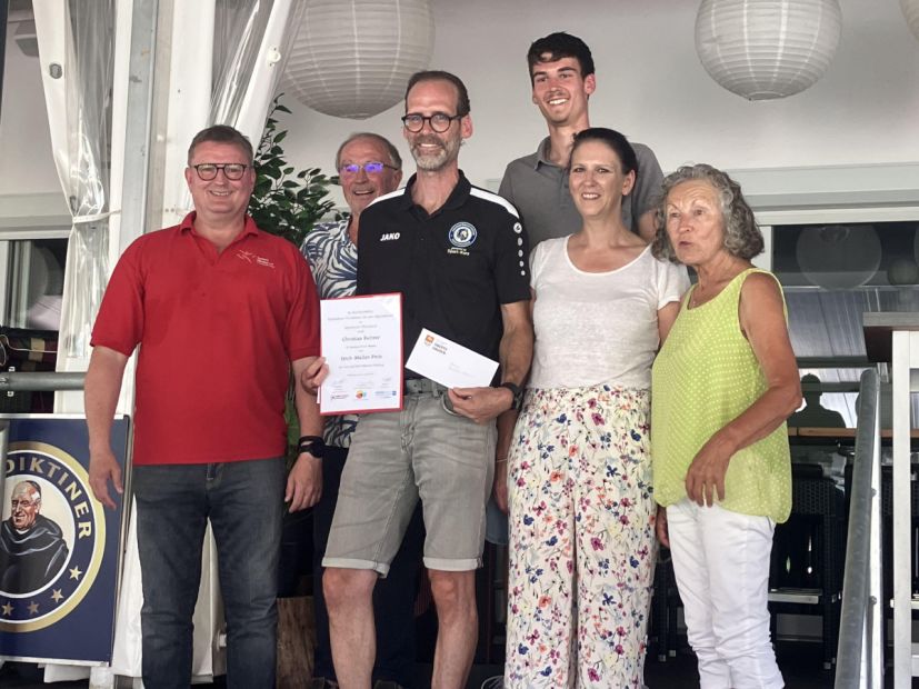 Christian Biehrer (FC Teutonia 07 e.V. Hausen, 3.v.l.): Preisträger des Erich-Müller-Preises 2026 Bild: Jörg Moll (Offenbach Post)