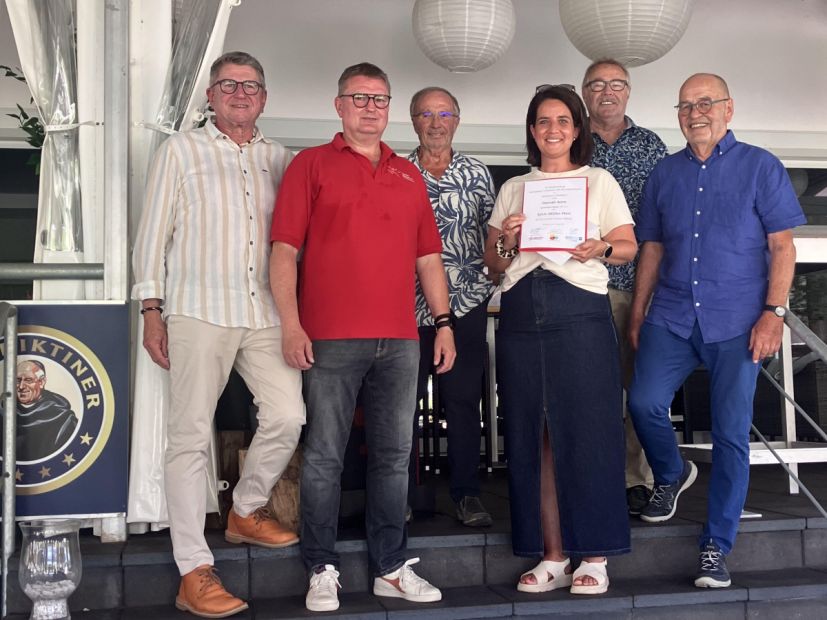 Hannah Sahm (Sportfreunde Rodgau 1911 e.V., 3.v.r.): Preisträgerin des Erich-Müller-Preises 2026 Bild: Jörg Moll (Offenbach Post)