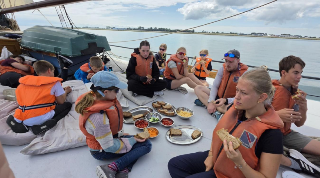 Snack während des Segelns an Deck    Bild: H. Dresel