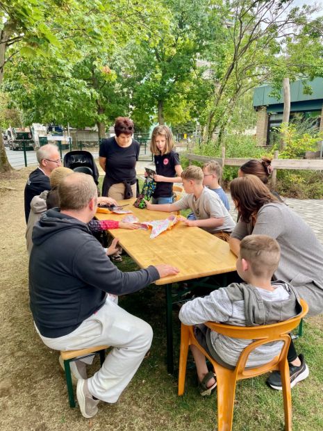 Die Siegprämie - zwei Cross-Boccia-Sets - wird ausgepackt.