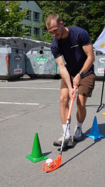 Marius Hamel vom FD Sport & Jugendarbeit und Sportkreis Waldeck-Frankenberg betreute das Floorball Angebot Bild: Jennifer Markvart - Miteinander bewegt