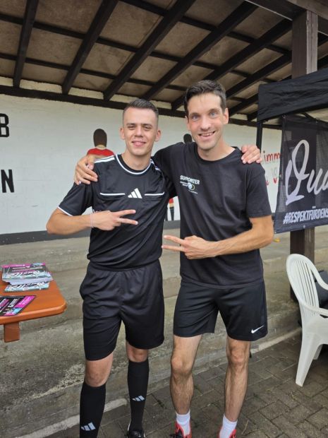 Schiedsrichter "Qualle" mit Pirmin Langendorf, teil des Miteinander bewegt-Teams und der Fußballmannschaft. Bild: Sebastian Gleim - Miteinander bewegt & Sportkreis Waldeck - Frankenberg