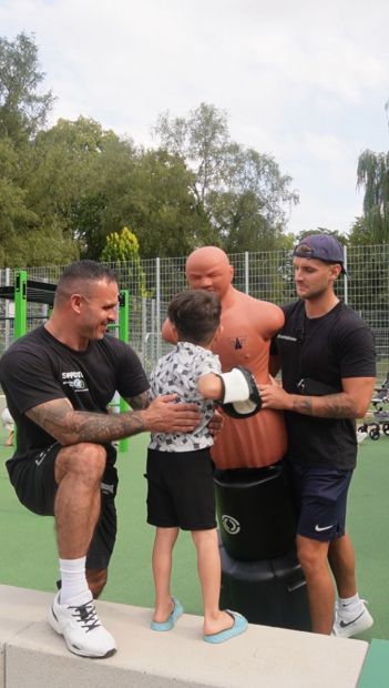 Trainer Dima Reisig vom VfL Bad Wildungen & Dominic Klassen zeigen auch den ganz kleinen erste Techniken am Boxdummy Bild: Jennifer Markvart - Miteinander bewegt