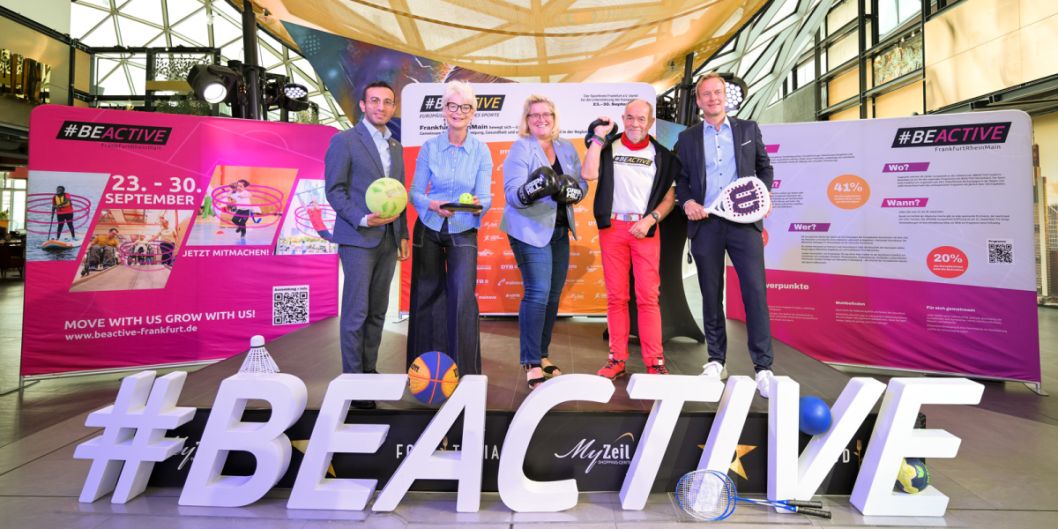1. Fünf gewinnt v.l.n.r.: Mike Josef, Oberbürgermeister und Dezernent für Sport und Stadtmarketing, Ann Kathrin Linsenhoff, Sportbeauftragte für das Sportland Hessen, Juliane Kuhlmann, Präsidentin, Landessportbund Hessen e.V., Ferdinand Huhle, Leiter Konzernkommunikation und Public Affairs, Mainova AG und Roland Frischkorn, Vorsitzender, Sportkreis Frankfurt e.V., stellen das Programm der Europäischen Woche des Sports 2026 vor und werben für Miteinander und Bewegung. Bild: Kai Peters