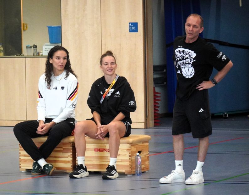 Jugend-Bundestrainer Heiko Czach und die beiden Nationalspielerinnen Clara Bielefeld und Britta Daub beim Wettbewerb "Perspektiven für Talente" (03.-06.09.2026 in Berlin) Bild: Spissinger