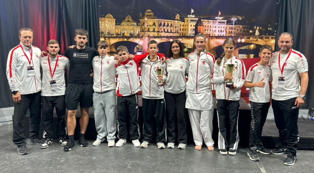 Team Hessen mit den Landestrainern Kumite: Links: Alexander Lang vom Stützpunkt Nord (Kassel) und rechts Jamal Laudiai vom Stützpunkt Süd (Rödermark). Zweiter von links: Coach Maxim Harisow ebenfalls vom Stützpunkt Nord Bild: Y. Laudiai für den HFK