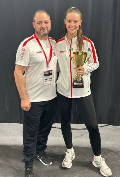 Links: Jamal Laudiai, Landestrainer Kumite Stützpunkt Süd (Rödermark) mit Petra Stanojcic (Gold) Bild: Y. Laudiai für den HFK
