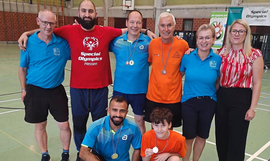  Werra-Meißner-Kreis und Werraland Lebenswelten veranstalteten 5. Unified-Sportfest; Siegerehrung Herren (von links): Thomas Freitag, Ali Ylmaz, Tilo Brüsch (Platz 4), Ottmar Gremmer (3.), Mareike Göbel, Nicole Rathgeber (Landrätin). Vorne von linkes: Omar Alaaddin (2.), Timo Völzke
Bild: HARALD TRILLER / Werra-Rundschau