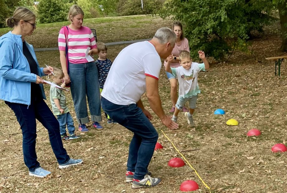 ParkSportAbzeichen beim TuS Kriftel hier Standweitsprung