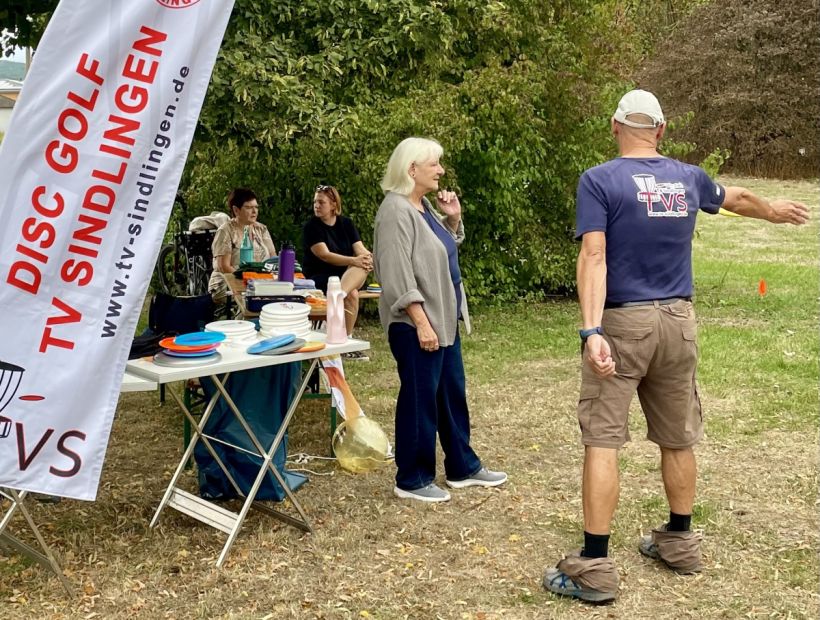 Demonstration Wurftechnik beim Disc Golf des TV Sindlingen