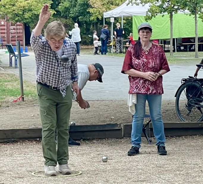 Wurf der Pétanque Kugel beim 1. Pétanque Club Kriftel