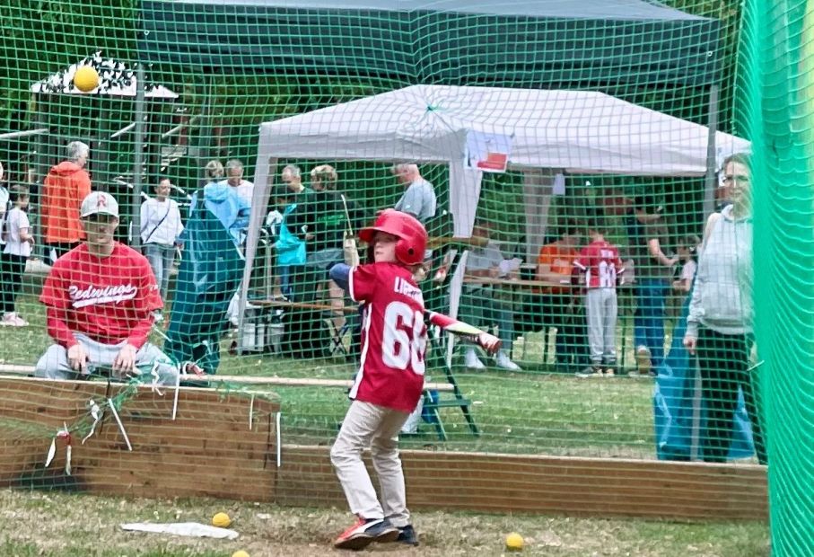 Kind mit Baseballschlaeger im Schlagkäfig des BC Main-Tauns Redwings