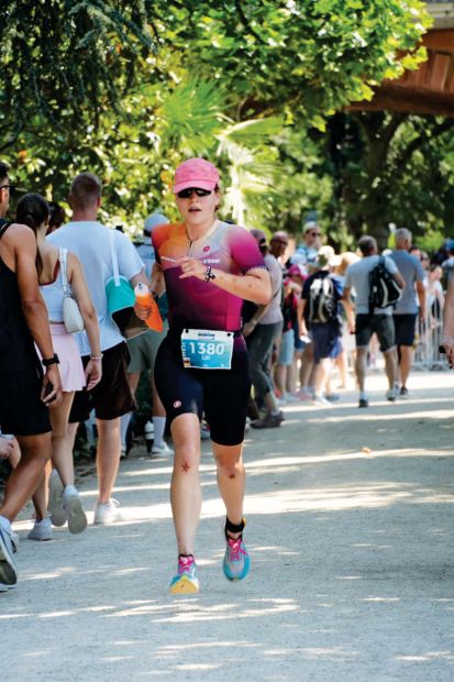 Die 22-jährige Lili Kramer träumt von einer Profikarriere als Triathletin. Bis vor wenigen Jahren war sie erfolgreich als Leistungsschwimmerin unterwegs gewesen, ehe sie an einer Magersucht erkrankte und aus ihrer Trainingsgruppe geworfen wurde.
            Foto: Kai Krämer