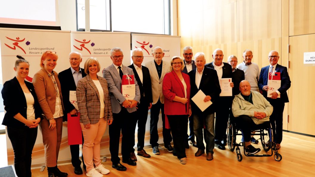 Auf dem Sportbundtag des Landessportbundes zeichnet das Präsidium Ehrenmitglieder aus. Dies ist eine bewährte Form, Wertschätzung auszudrücken. Foto: LSBH/maw    Bild: lsb h/lsb h
