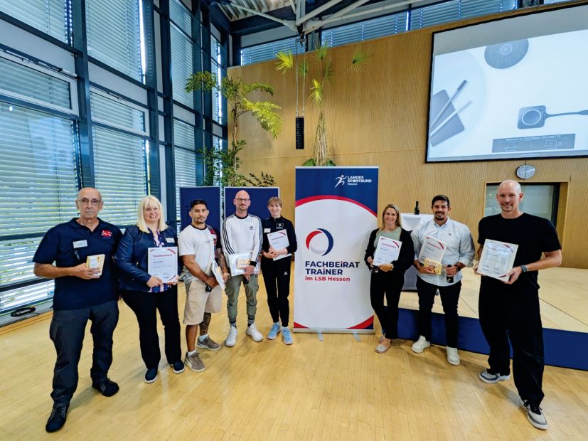 Die Trainer*innen und Nachwuchstrainer*innen des Jahres freuen sich über ihre Auszeichnung. Dotiert ist der Preis des Fachbeirats Trainer mit 1.500, 1.000 und 500 Euro.Foto: LSBH