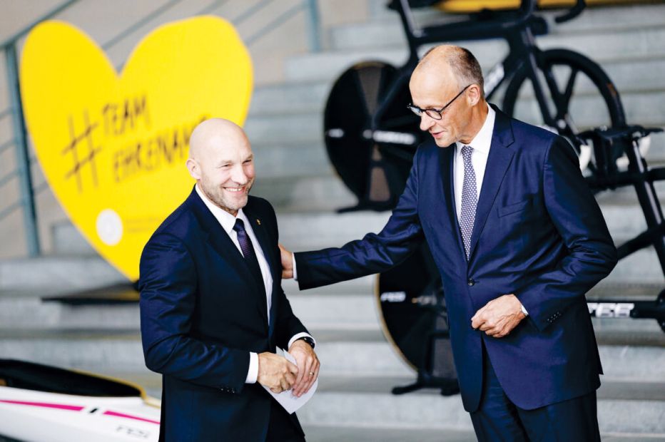 Bundeskanzler Friedrich Merz (rechts) stellte Anfang September Ronald Rauhe als Staatsminister für Sport und Ehrenamt vor. Der 44-Jährige ist Nachfolger von Christiane Schenderlein.Foto: Picture Alliance