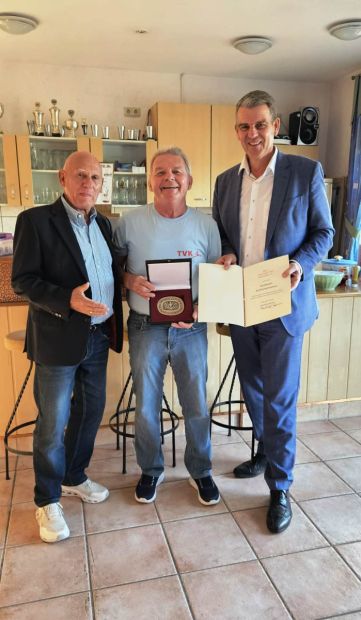 Übergabe der Sportplakette des Bundespräsidenten
v.l. Ralf Koch-Sportkreis Lahn-Dill, Franz Nachlinger- TV Katzenfurt, Frank Inderthal- Erster Kreisbeigeordneter Bild: TV Katzenfurt