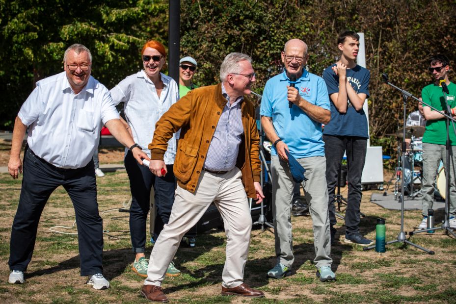 Den Staffelstab für den Sporterlebnistag Inklusion 2027 gab der Hattersheimer Bürgermeister Klaus Schindling an seinen Flörsheimer Kollegen Dr. Bernd Blisch weiter.
Bild: Main-Taunus-Kreis/mOmentum fotografie
