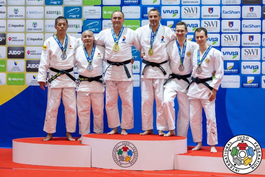 Man sieht Andreas Freimuth und Eike Schmidt als Drittplatzierte auf dem Podium