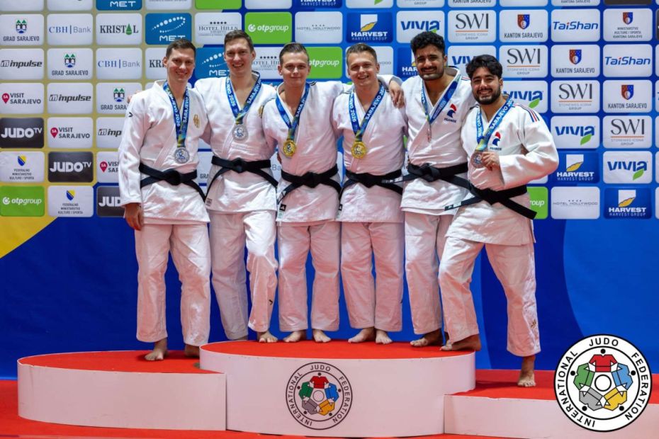 Man sieht Immo und Hendrik Schmidt als Vizeweltmeister auf dem Podium