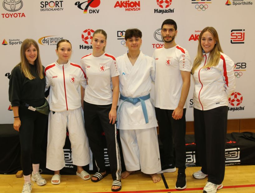 Kata: V.l.: Christine Heinrich (Bundesassistenztrainerin Kata), Olivia Piazza (7. Platz Kata Einzel), Julie Stevens (Bronze Kata Einzel, Gold Kata Team weiblich), Sebastian Becker (Gold Kata Team männlich), Nima Kheiri-Ahvazi (Silber Kata Einzel), Sophie Wachter (Landestrainerin Kata) Bild: Martina Bier (HFK Pressereferentin)
