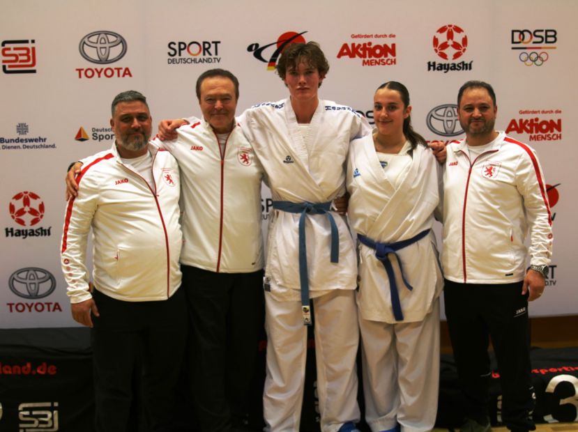 Kumite v.l.: Christian Bonsiep (Leistungssportreferent), Alexander Lang (Landestrainer Kumite Stützpunkt Nord), Eric Ridiger (Silber Kumite Einzel), Xenia Palazi, Jamal Laudiai (Landestrainer Kumite Stützpunkt Süd) Bild: Martina Bier (HFK Pressereferentin)