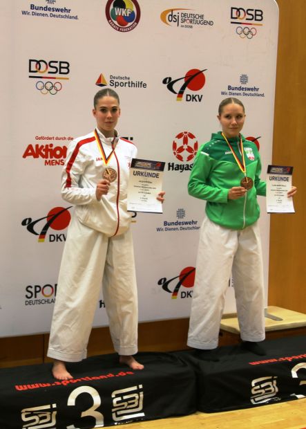 Links: Julie Stevens (Bronze Kata Einzel) Bild: Martina Bier (HFK Pressereferentin)