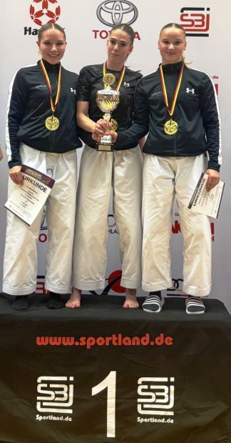 Mitte (mit Pokal): Julie Stevens (Gold Kata Team weiblich) Bild: Martina Bier (HFK Pressereferentin)