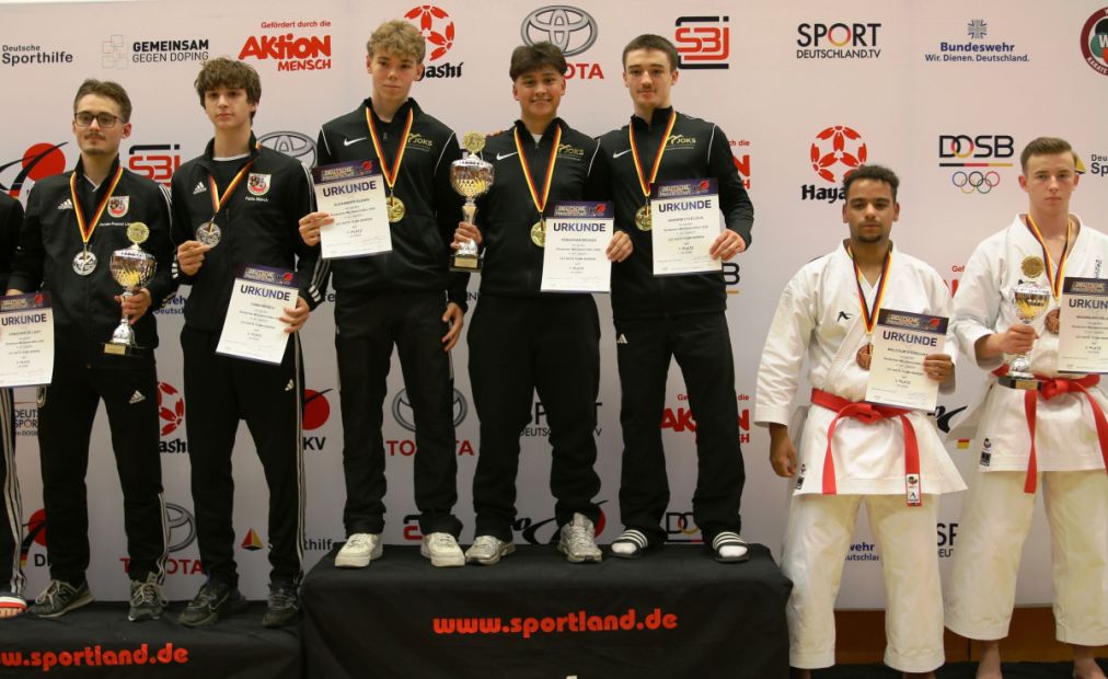 Mitte (mit Pokal): Sebstian Becker (Gold Kata Team männlich) Bild: Martina Bier (HFK Pressereferentin)