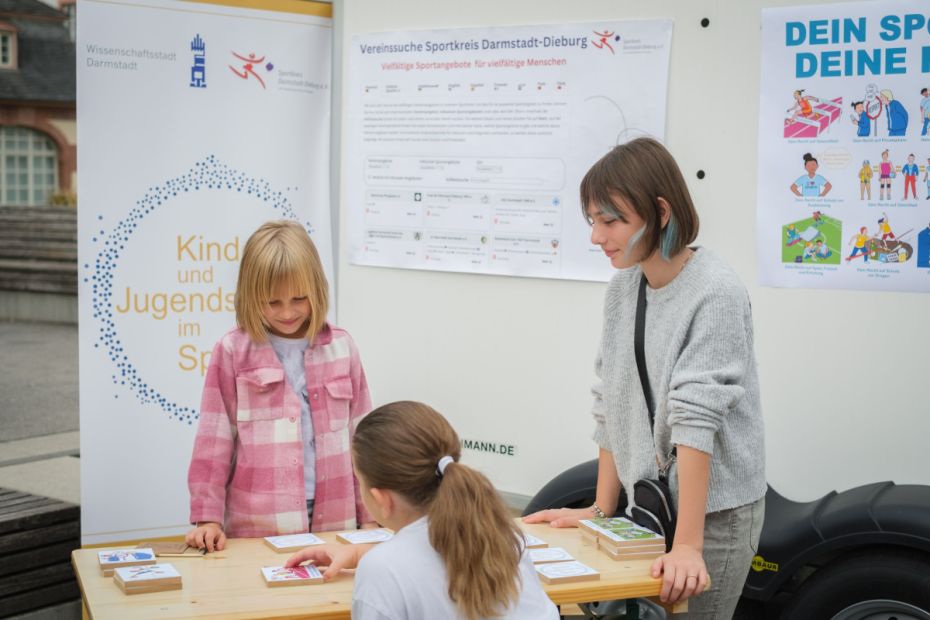 Im Demokratie-Café konnten sich die Besucherinnen und Besucher mit Beteiligung und Mitbestimmung beschäftigen. Bild: SKDADI