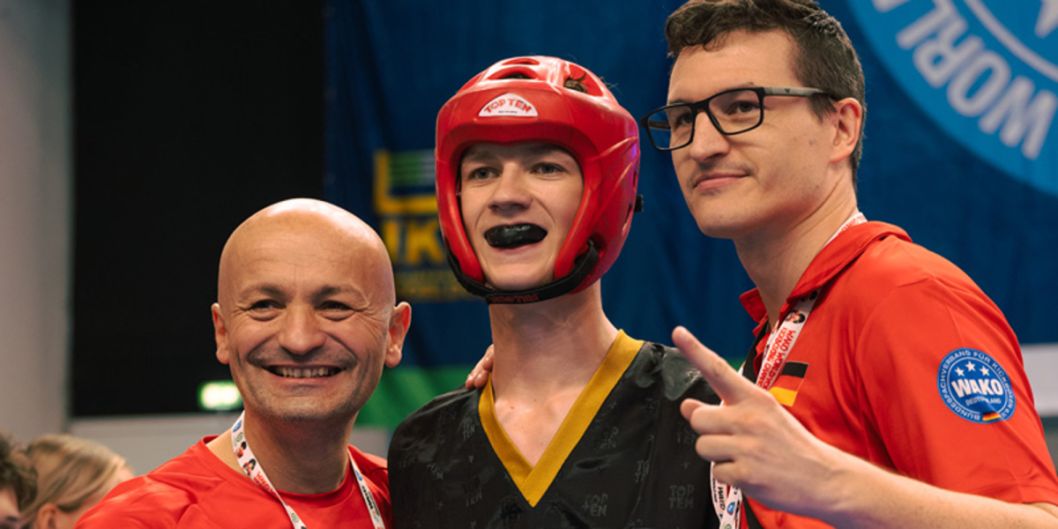 Lejs Fejzic mit den Landestrainern PF Kenan Fejzic (li.) und Stefan Reinboth