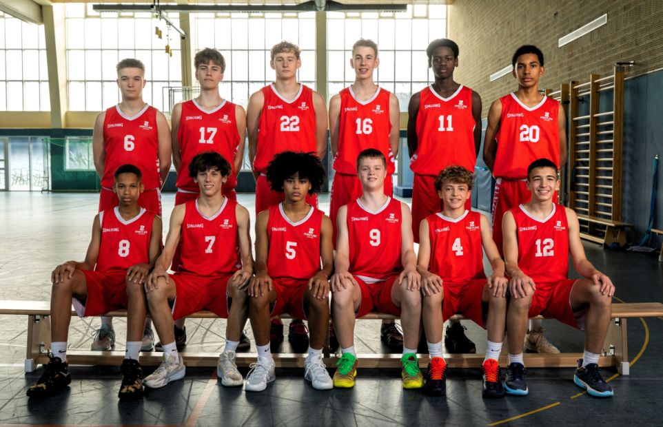 Vincent Müller (VfL Bensheim, USA),Vincent Siehlmann (Frankfurt Skyliners) Kaspar Kreuder (Frankfurt Skyliners)Julius Walter (BBA Giessen 46ers) Joel Staresina (Frankfurt Skyliners)Dominykas Suolys (SG Weiterstadt) Jg. 2013 Benjamin Kamta (Frankfurt Skyliners)Stefan Jovanović (SG Weiterstadt, TV Langen)Konstantinos Poulis Karydis (Frankfurt Skyliners, Eintracht Frankfurt) Jannik Bernhardt (BBA Giessen 46ers)Bjarne Remes (ACT Kassel)Julian Kutny (Frankfurt Skyliners)
Landestrainer Reiner Chromik
Auswahltrainerin Natalie Deetjen    Bild: Take27