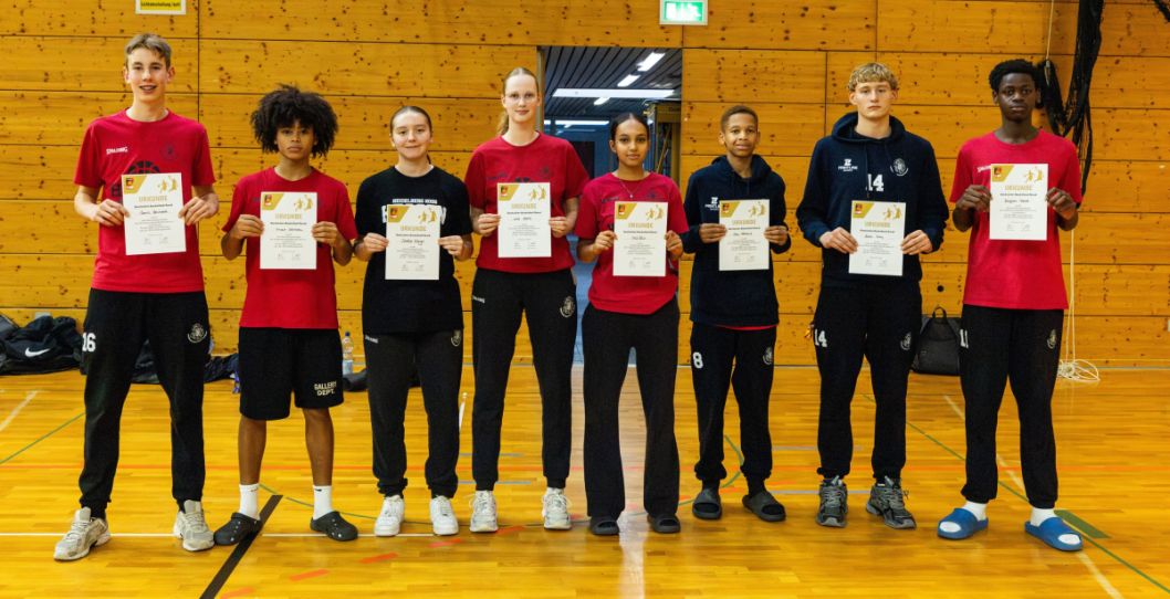 Die "gesichteten" Spielerinnen und Spieler: 
Vincent Siehlmann (Frankfurt Skyliners),Joel Staresina (Frankfurt Skyliners), Benjamin Kamta (Frankfurt Skyliners) , Jannik Bernhardt (BBA Giessen 46ers), Julian Kutny (Frankfurt Skyliners), Lina Stark (TV Hofheim), Mila Bilo (ACT Kassel), Stella Meyer (TV Langen, künftig TV Hofheim),
Katerina Anicajic (HTG Bad Homburg)
    Bild: Take 27