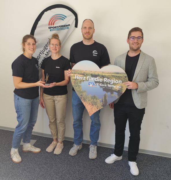 Der Stern des Sports in Bronze: (von links) Laura Heckmann, Meike Aue und Bj&ouml;rn Prinz von der Sportjugend Werra-Mei&szlig;ner mit Robin Hillebrecht von der VR-Bank Mitte eG
    Bild: Tina Fischbach-Schott