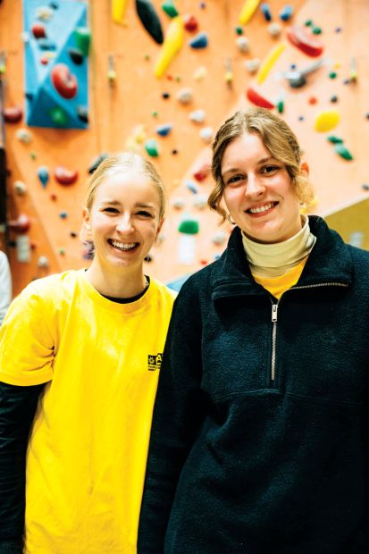 Die FSJlerinnen Greta und Meike in der Kletterhalle in Darmstadt.Foto: privat