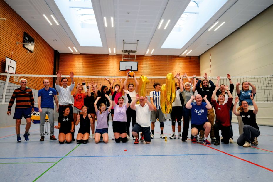 Eine jubelnde Volleyball-Jugendmannschaft nach der sportlichen Einheit mit der Sportbeauftragten Ann-Kathrin Linsenhoff. Fotos: SJH/Kai Peters