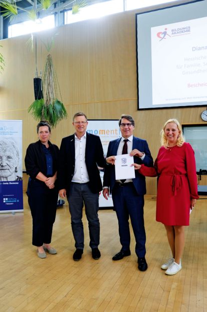 Ministerin Diana Stolz übergibt Förderbescheid für die Landesfachstelle Demenz Hessen (von links): Sonja Driebold und Carsten Tag, Vorstandsvorsitzender der Diakonie Hessen, Prof. Dr. Johannes Pantel, Vorsitzender der Alzheimer Gesellschaft Hessen e. V.Foto: LSBH