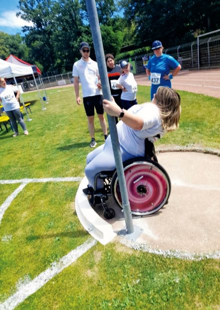 Mit Elan dabei: Eine Mitarbeiterin der Oberurseler Werkstätten absolviert eine Prüfung zum Deutschen Sportabzeichen.Foto: Privat