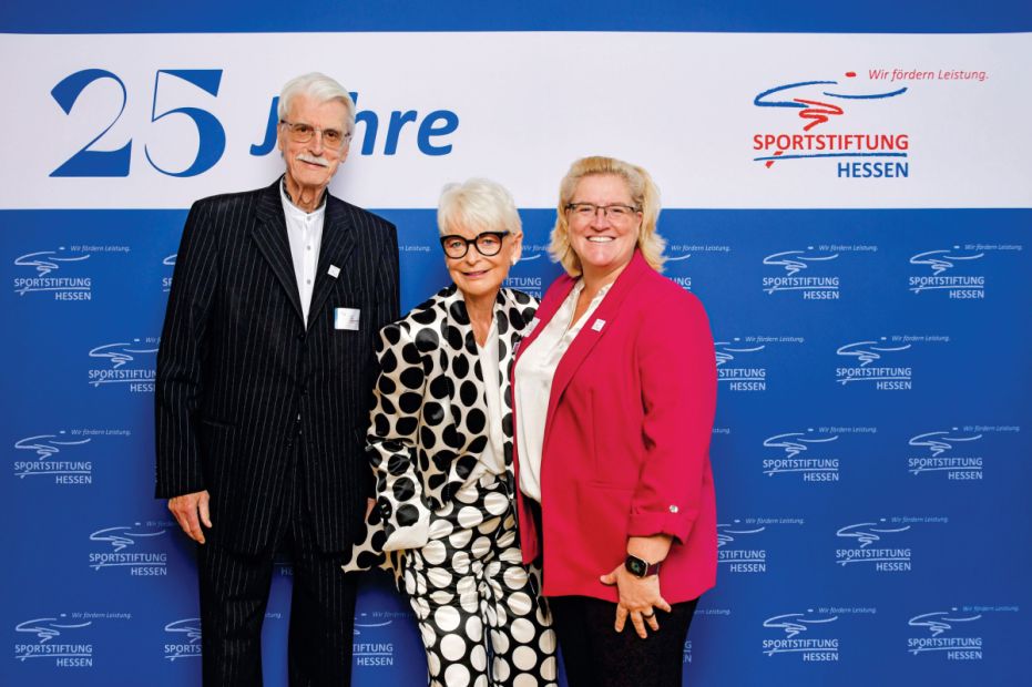 In Feierlaune (v.l.): Lutz Arndt, ehemaliger LSBH-Vizepräsident Leistungssport, Stiftungs-Vorsitzende Ann Kathrin Linsenhoff und LSBH-Präsidentin Juliane Kuhlmann.