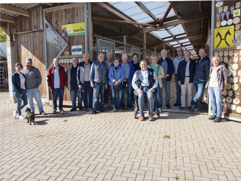 Werner Eifert (Mitte) hatte seine Mit-Landessportbund-Ehrenmitglieder und ihre Angeh&ouml;rigen, einem Heidschnucken-Essen in den Vogelsberg eingeladen und dabei wurde der Reiterhof &bdquo;Sportpferde Br&auml;hler&ldquo; besucht und Inhaber Heinrich Damian Br&auml;hler (2. von rechts) und Ellen Lindenstruth (rechts) wirken bei der Betriebsf&uuml;hrung mit.&nbsp;
    Bild: Erich Stock