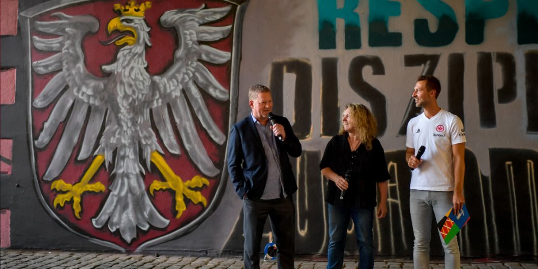 Philipp Reschke (Vorstandsmitglied Eintracht Frankfurt), Gudrun Backhaus (Vorständin Sportkreis Frankfurt) und Daniel Wolf (Stadionsprecher Eintracht Frankfurt) eröffneten den Saisonabschluss. Bild: Kai Peters