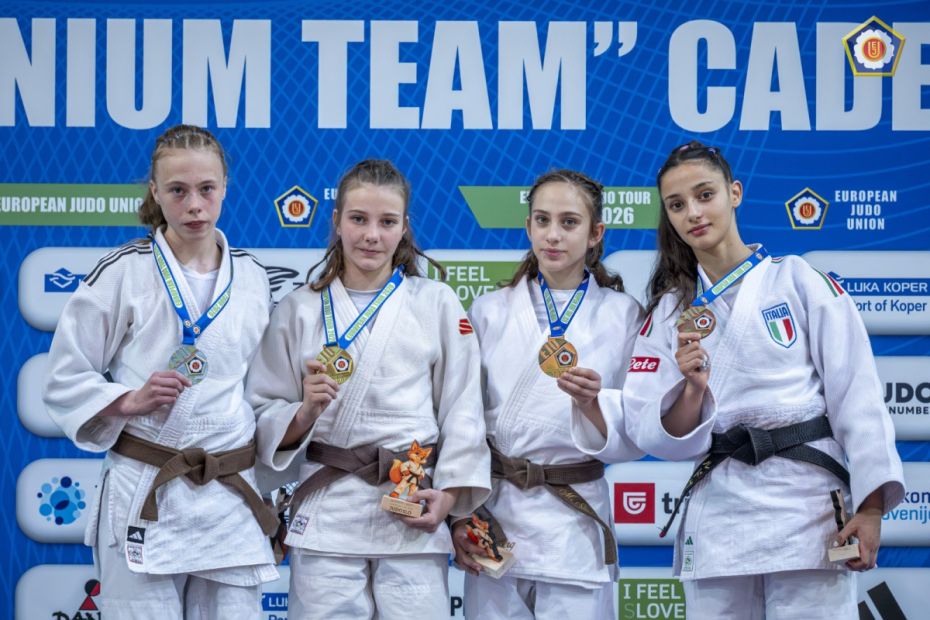 Man sieht Michelle Steinberg auf dem Podest mit der Bronze-Medaille