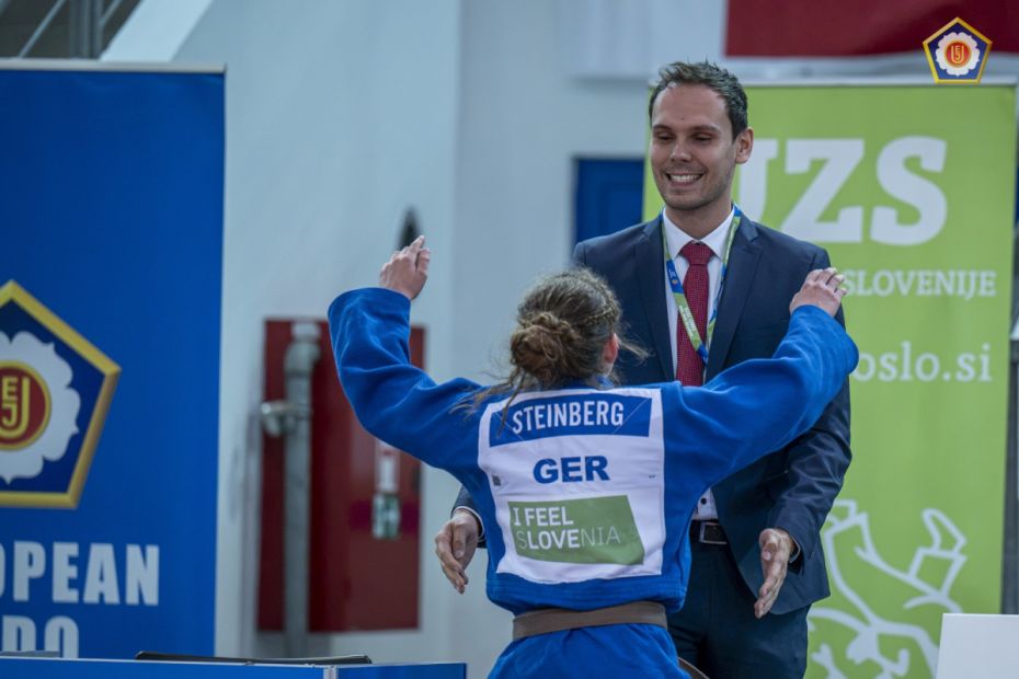 Man sieht Michelle Steinberg auf ihrem Trainer freudig zulaufen