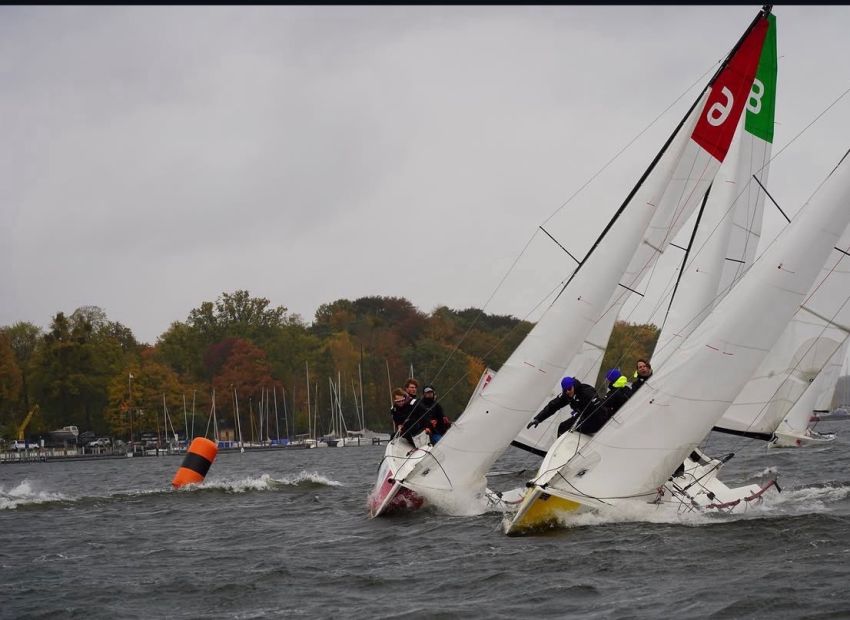 Das SCR-Senioren-Team auf dem rechten, gelben Schiff mit Jens, Falko, Johannes und Alex    Bild: SCR