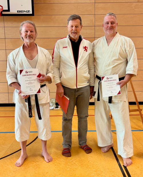 V.l.: Frank Höln (Ehrung für 30 Jahre Vorstandsarbeit), Reinhard Schmidt-Eckhardt (Ehrenpräsident des Hessischen Fachverbandes für Karate), Holger Reinhardt (Ehrung für 30 Jahre Vorstandsarbeit) Bild: Reinhard Schmidt-Eckhardt für den HFK