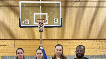 Dilara Özdemir (TV Hofheim), Valentina Beising und Emily Haux (beide HTG Bad Homburg) kämpfen um einen Platz in der U16-Nationalmannschaft                Bild: Eberhard Spissinger