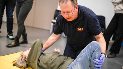 Die stabile Seitenlage ist eine besonders wichtig bei Bewußtlosigkeit.                 Bild: Sabine Klein